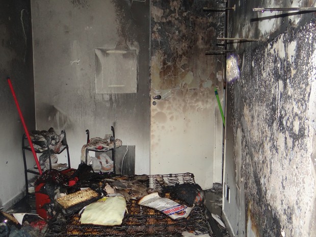 Fogo destruiu quarto de apartamento. (Foto: Carolina Sanches/G1)