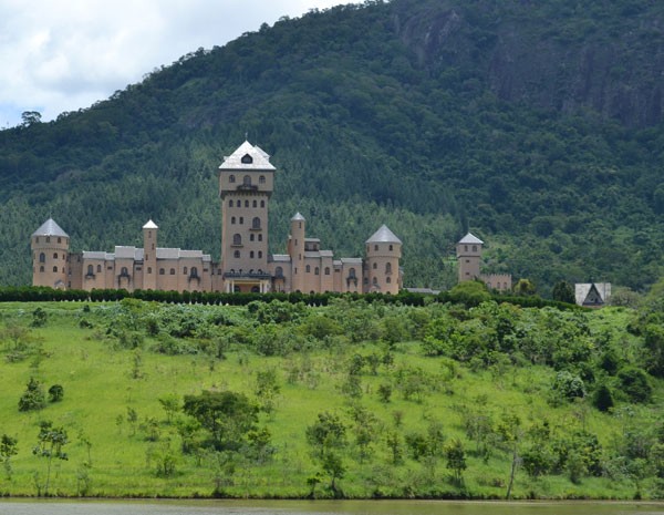Castelo em São João Nepomuceno, que pertence ao deputado estadual mineiro Leoanardo Moreira, está à venda por R$ 40 milhões. (Foto: Nathalie Guimarães/G1)
