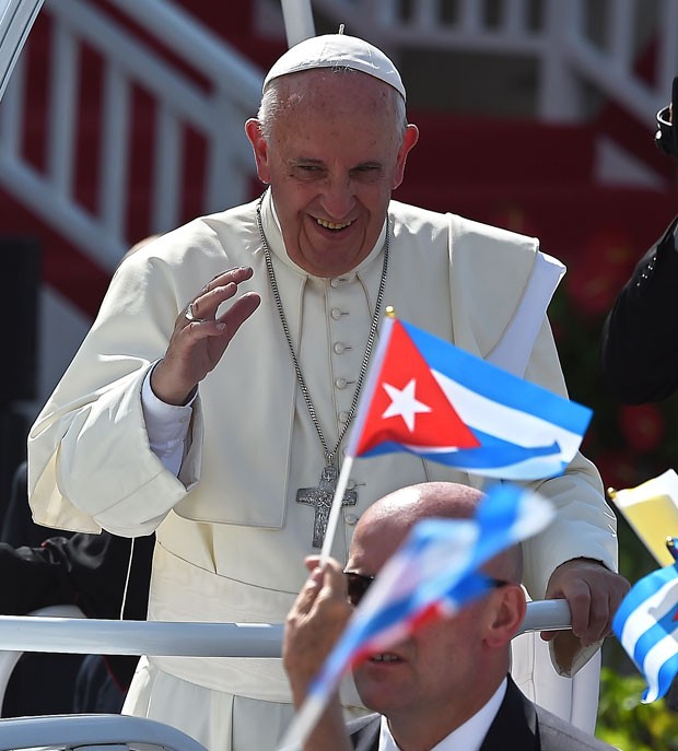 O Papa Francisco cumprimenta fiéis ao chegar para celebrar missa em Holguin, Cuba, nesta segunda-feira (21) (Foto: Luis Acosta/AFP)