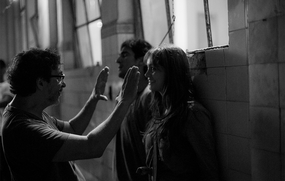 O diretor artístico Carlos Araújo testa enquadramento de Sophie  (Foto: Raphael Dias/Gshow)