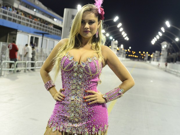 Ego Ellen Rocche Arrasa Com Vestido Decotado E Curtinho Em Ensaio Notícias De Carnaval 2016