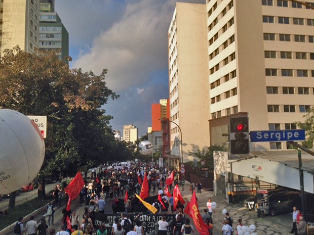 Manifestantes descem a Consolação na altura da Rua Sergipe. (Foto: Roney Domingos/G1)