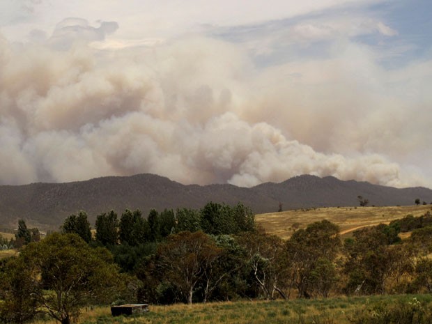 Grandes nuvens de fumaça ocasionadas por diversos incêndio florestais podem ser vistas em Numeralla, Nova Gales do Sul (Foto: Rod McGuirk/AP)