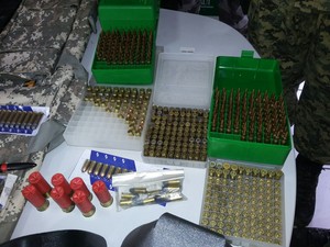 Armas apreendidas em Teresina utilizadas em assalto a banco no Piauí (Foto: Ellyo Teixeira / G1)
