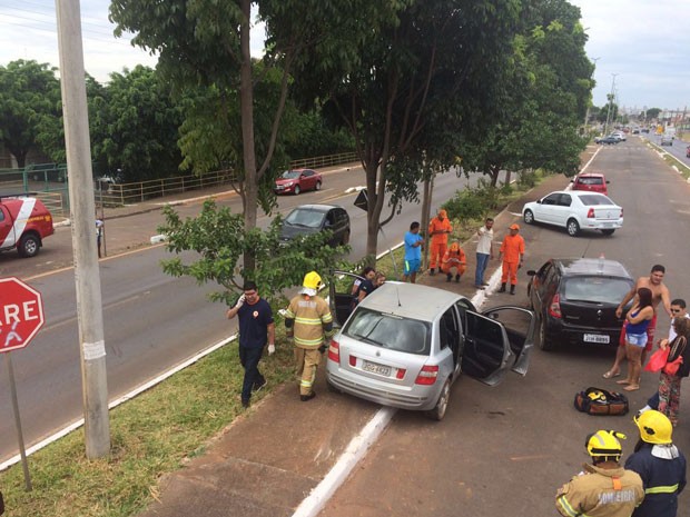 Carros envolvidos em batida na QNN 19, em Ceilândia, no DF (Foto: Corpo de Bombeiros DF/Divulgação)