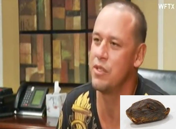 Billy Wilson alega ter encontrado cabeça de rato em prato de chilli  (Foto: Reprodução/YouTube/dee spag)