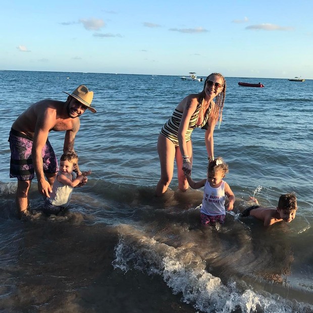 Luana Piovani e Pedro Scooby com os filhos em praia (Foto: Reprodução/Instagram)