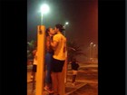 Adriana e Rodrigão fazem barra e se beijam quando atingem o topo