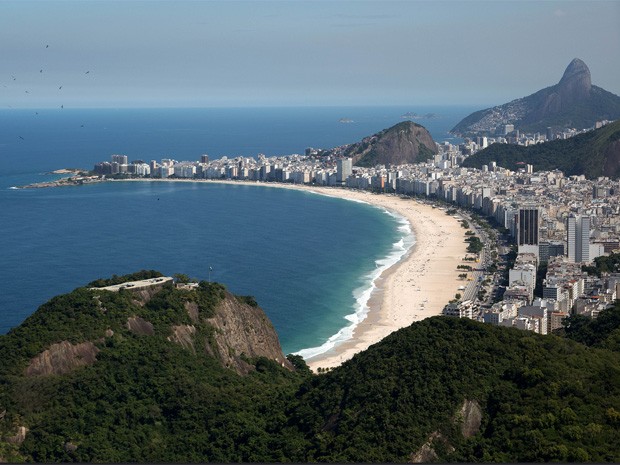Imagem da Praia de Copacabana vista do alto. O bairro é um dos destinos favoritos dos turistas na cidade. (Foto: Fernando Maia/ Riotur)