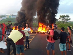 Estudantes protestaram contra PEC 241 e governo Temer (Foto: Fábio Santos/ Voz da Bahia)