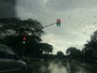 Com chuva, semáforo do DF liga luz verde e vermelha ao mesmo tempo