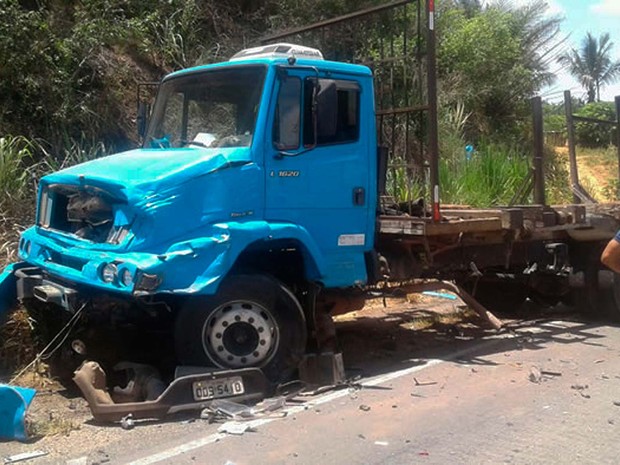 Caminhão envovido no acidente em Teixeira de Freitas (Foto: Divulgação/Teixeira News)