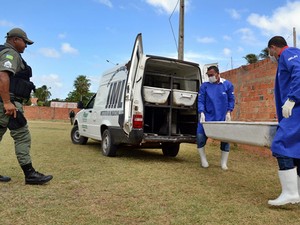 IML fez a remoção do corpo após familiares fazerem reconhecimento (Foto: Kairo Amaral/Portal Costa Norte)