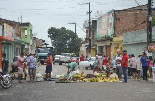 Agricultores bloquearam ruas com frutas e outros alimentos plantados por eles (Foto: Luzamir Carneiro/jgnoticias)