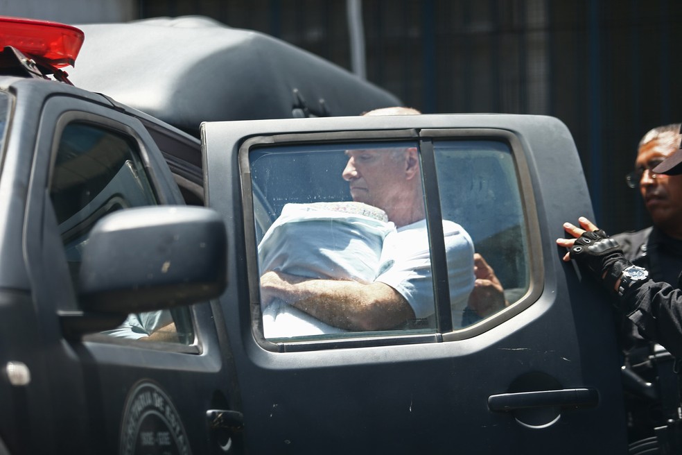 O empresário Eike Batista deixa o presídio Ary Franco, no Rio de Janeiro, e segue para o Complexo Penitenciário de Gericinó, em Bangu (Foto: Fábio Motta/Estadão Conteúdo)
