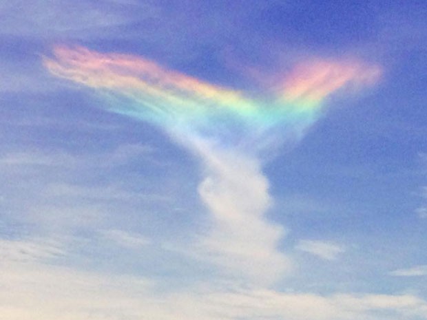 Fenômeno raro, conhecido como arco-íris de fogo, é formado pelo reflexo da luz solar em nuvens cirrus (Foto: Reprodução/Instagram/icrw70)