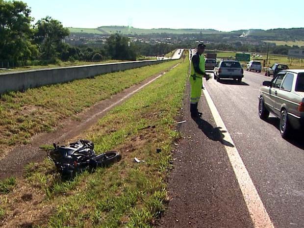 G1 Acidente entre carro e moto deixa um ferido em Ribeirão Preto SP