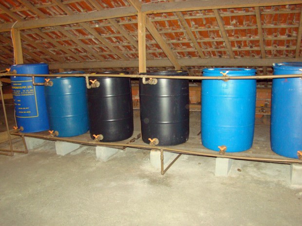 Galões utilizados no armazenamento da água em projeto familiar (Foto: Valdir Albino/arquivo pessoal)