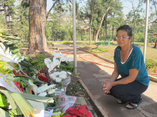 Diarista Magali Eico visitou cemitério para dar último adeus a Hebe (Foto: Nathália Duarte/G1)