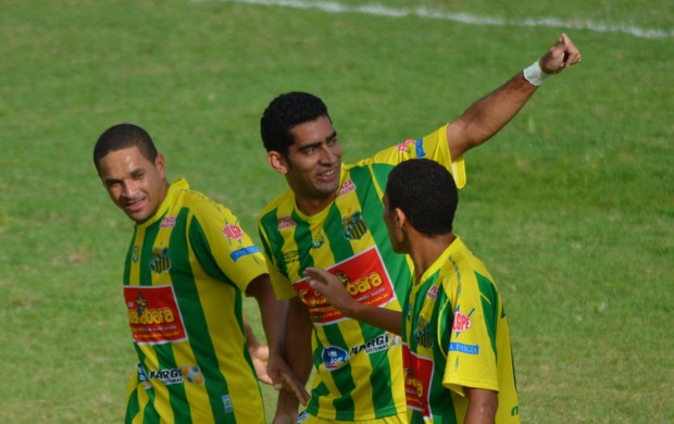 Binho marcou os dois gols do time canarinho  (Foto: Felipe Martins/GLOBOESPORTE.COM)