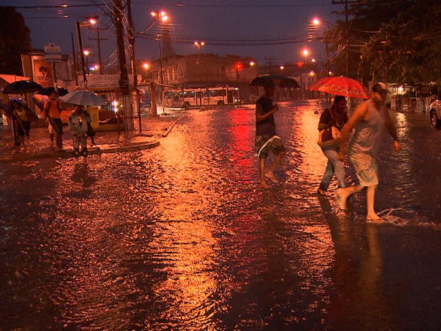 Chuva forte deixa bairros de Salvador alagados nesta quarta-feira (Foto: Imagem/ TV Bahia)