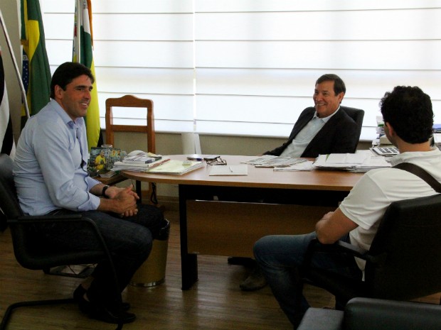 Gestor do time, Giovane Gávio (à esquerda), e prefeito de Itapetininga, Luís Di Fiori (centro), confirmaram projeto de vôlei em Itapetininga (Foto: Divulgação/ Prefeitura de Itapetininga)
