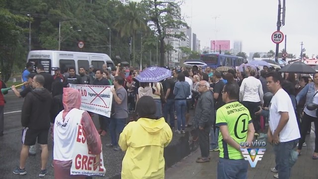 Protesto dos servidores públicos de São Vicente paralisaram o trânsito (Foto: Reprodução/TV Tribuna)