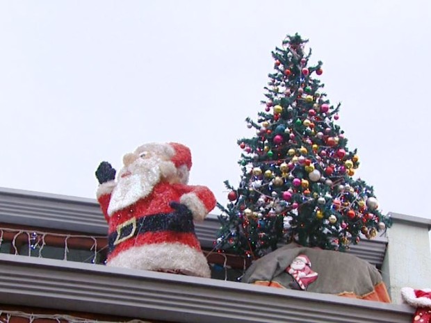 Papai Noel fica em telhado de casa em São José do Rio Pardo (Foto: Eder Ribeiro/ EPTV)