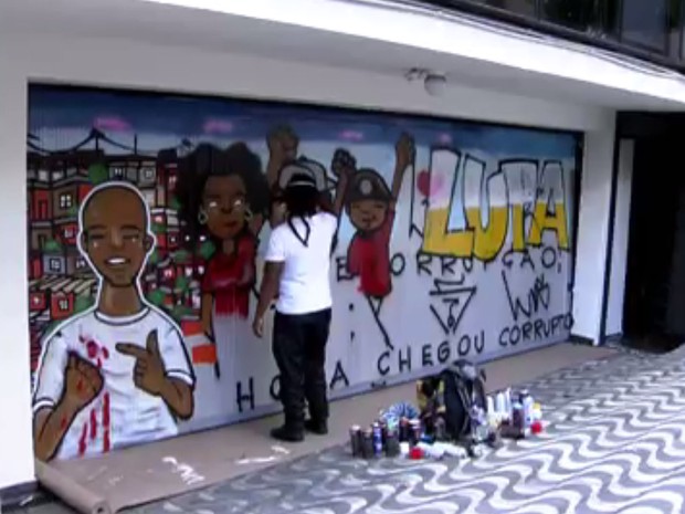 Após vandalismo em portão, grafite cobre pichação no Instituto Lula, em São Paulo (Foto: Reprodução TV Globo)