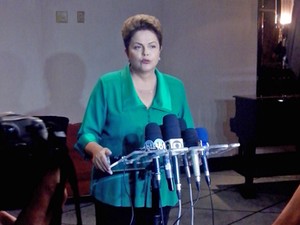 Dilma Rousseff durante entrevista em hotel de SP (Foto: Peter Fussy/G1)