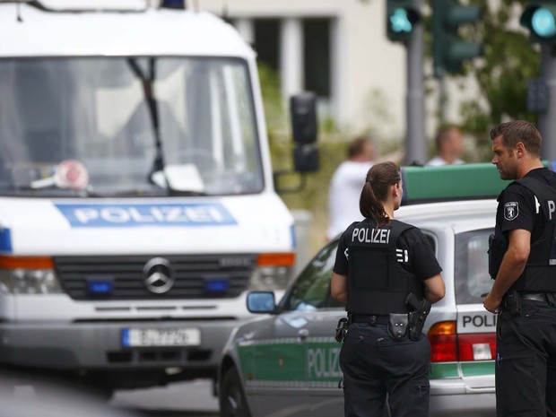 Polcia protege a rea perto da clnica da universidade em Steglitz , distrito de Berlim (Foto: REUTERS/Hannibal Hanschke)