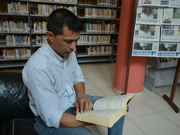Leitor aproveita tempo livre para ler novos exemplares de biblioteca em Porto Velho (Foto: Matheus Henrique/G1) Leitor aproveita tempo livre para ler novos exemplares de biblioteca em Porto Velho (Foto: Matheus Henrique/G1)