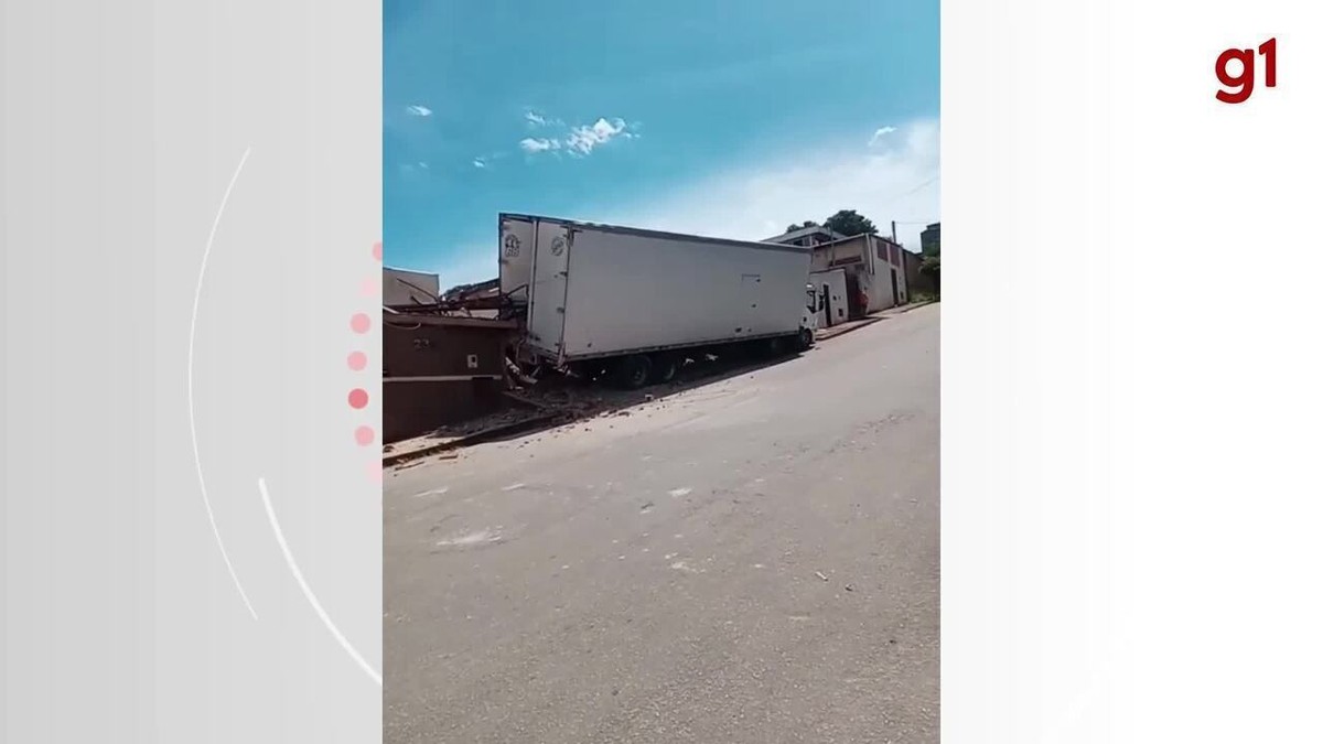 VÍDEO Caminhão carregado 15 toneladas de tecido perde freio e