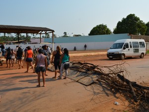 Familiares de detentos bloqueiam rua de acesso ao Urso Branco (Foto: Hosana Morais/G1)