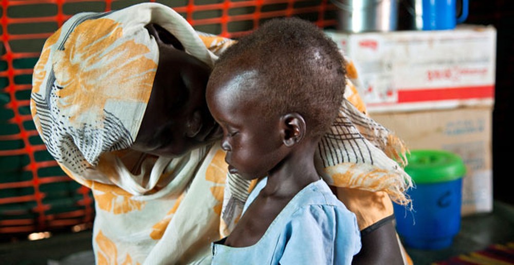Crainça desnutrida aguarda com a mãe atendimento em hospital dos Médicos Sem Fronteiras no campo de Jamam, no Sudão do Sul  (Foto: Adriane Ohanesian/Reuters)