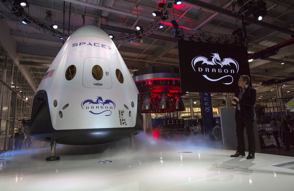 Imagem de 2014 mostra Elon Musk, da empresa SpaceX, apresentando a nave Dragon 2 (Foto: REUTERS/Mario Anzuoni/File Photo)
