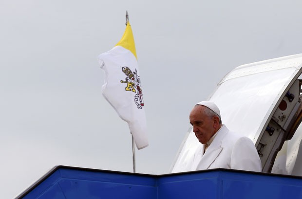 O Papa Francisco desembarca em Ancara, na Turquia, nesta sexta-feira (28) (Foto: Tony Gentile/Reuters)