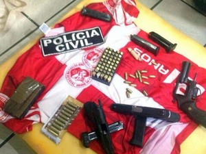 Armas e munições foram apreendidas em poder de torcedores do América-RN (Foto: Divulgação/Polícia Civil)