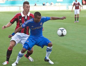  El Shaarawy e Ashley Cole, Milan x Chelsea (Foto: Agência Reuters)