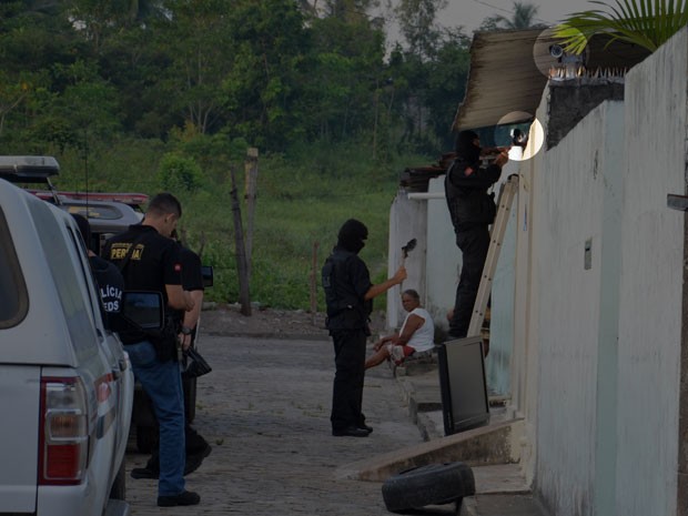 Polícia encontra câmera de vigilância em casa de suspeito de tráfico de drogas em João Pessoa (Foto: Walter Paparazzo/G1) Polícia encontra câmera de vigilância em casa de suspeito de tráfico de drogas em João Pessoa (Foto: Walter Paparazzo/G1)