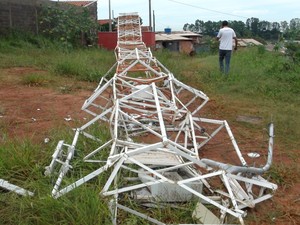 Uma torre de cerca de 20 metros caiu após ventania em Rio das Pedras (Foto: Eduardo Marins/EPTV)