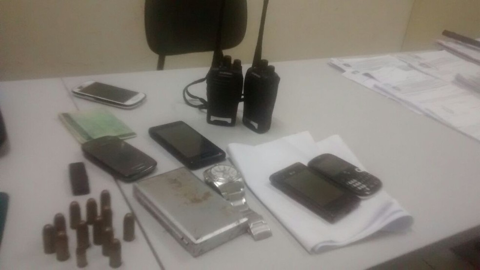 Munições, rádio comunicadores e uma balança de precisão foram apreendidos com o suspeito (Foto: Divulgação/Deicor )