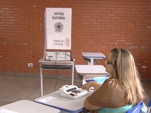 Eleitora é detida suspeita de tentar tirar selfie ao lado de urna, em Goiás (Foto: Reprodução/TV Anhanguera)