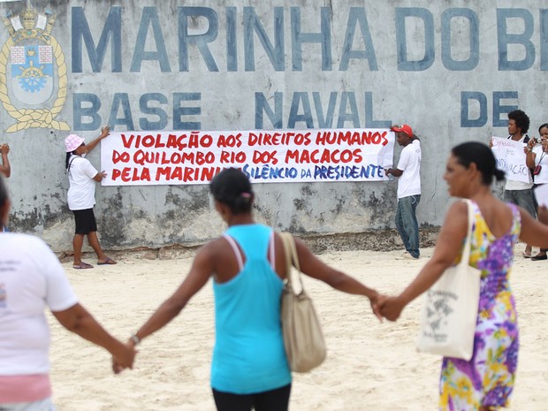Manifestantes realizam protesto no Terminal Marítimo de São Tomé de Paripe, próximo a Base Naval de Aratu, onde a presidente Dilma Rousseff permanece hospedada em sua folga de fim de ano, em Salvador. (Foto: Ed Ferreira/Estadão Conteúdo)