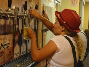 Cervejarias oferecem bebidas artesanais para degustação (Foto: Fernanda Testa/G1)