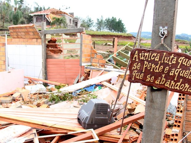 Após estragos provocados pelo mau tempo, moradores de Francisco Beltrão (PR) começam a voltar para as áreas atingidas (Foto: PMFB / Divulgação)