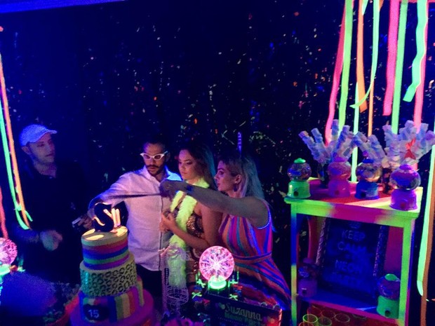  Suzanna com Kelly Key e Mico Freitas na mesa do bolo  (Foto: Instagram)