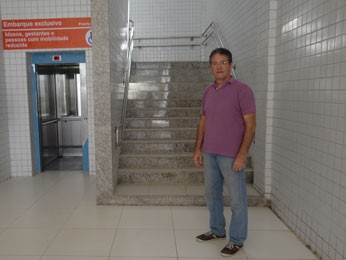 Engenheiro critica único elevador e escada estreita. (Foto: Lorena Aquino/ G1 )