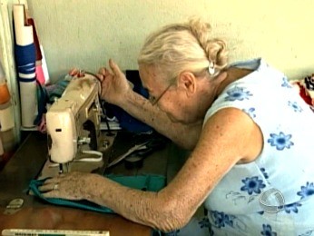 Costureira de 87 anos que produz roupas para doação (Foto: Reprodução/TVCA)