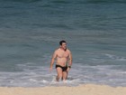 Murilo Benício vai à praia e mostra pancinha à la Ronaldo Fenômeno